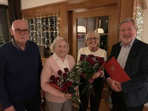 Auf dem Bild: V. l. n. r.: Paul Haußmann ehrt die Jubilare Walburga Haas, Hedi Auer und Joachim Knöpfel