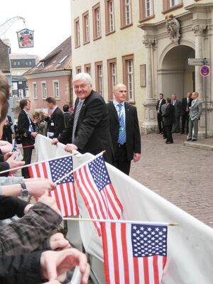 Frank-Walter Steinmeier im Gespräch mit Bürgerinnen und Bürgern vor dem Eintreffen von Präsident Obama zum Nato-Gipfel.