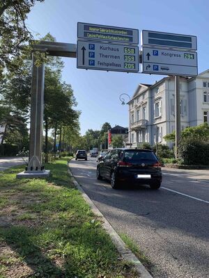 Riesige Schilderbrücken wie an einer Autobahn verschandeln die Stadteinfahrt. Vielen Dank, liebe Grüne!!!