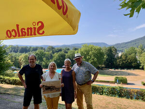 Kurt Hochstuhl, Katja Hafermehl-Fuchs, Ulrike Mitzel und Werner Schmoll erinnern mit historischen Foto an große Zeiten.