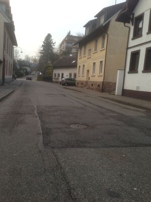 Marode Straßendecke in Lichtental notdürftig geflickt