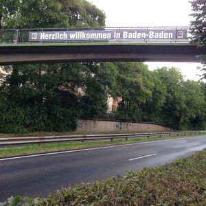 EDEKA Banner über Zubringer