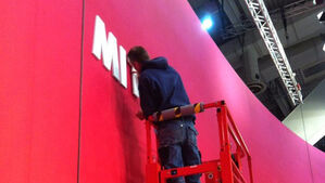 Letzte Handgriffe: Ein Handwerker schraubt das Parteitagsmotto fest (Foto: SPD)