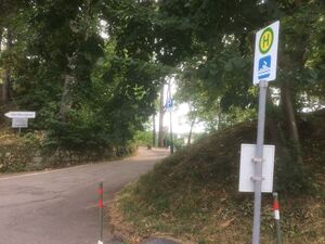 Improvisierte Haltestelle für den Shuttle-Bus beim Hardbergbad