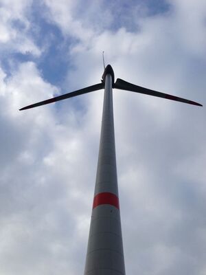 Auf Vorschlag der SPD besichtigten Stadt-und Kreisräte aus Rastatt und Baden-Baden eine Windkraftanlage in Schweighausen