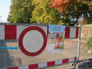 Sperrung der Alten Dorfstraße aus Anlass des Aktionstages der Bewegung „Zu Fuß zur Schule“. (2008)